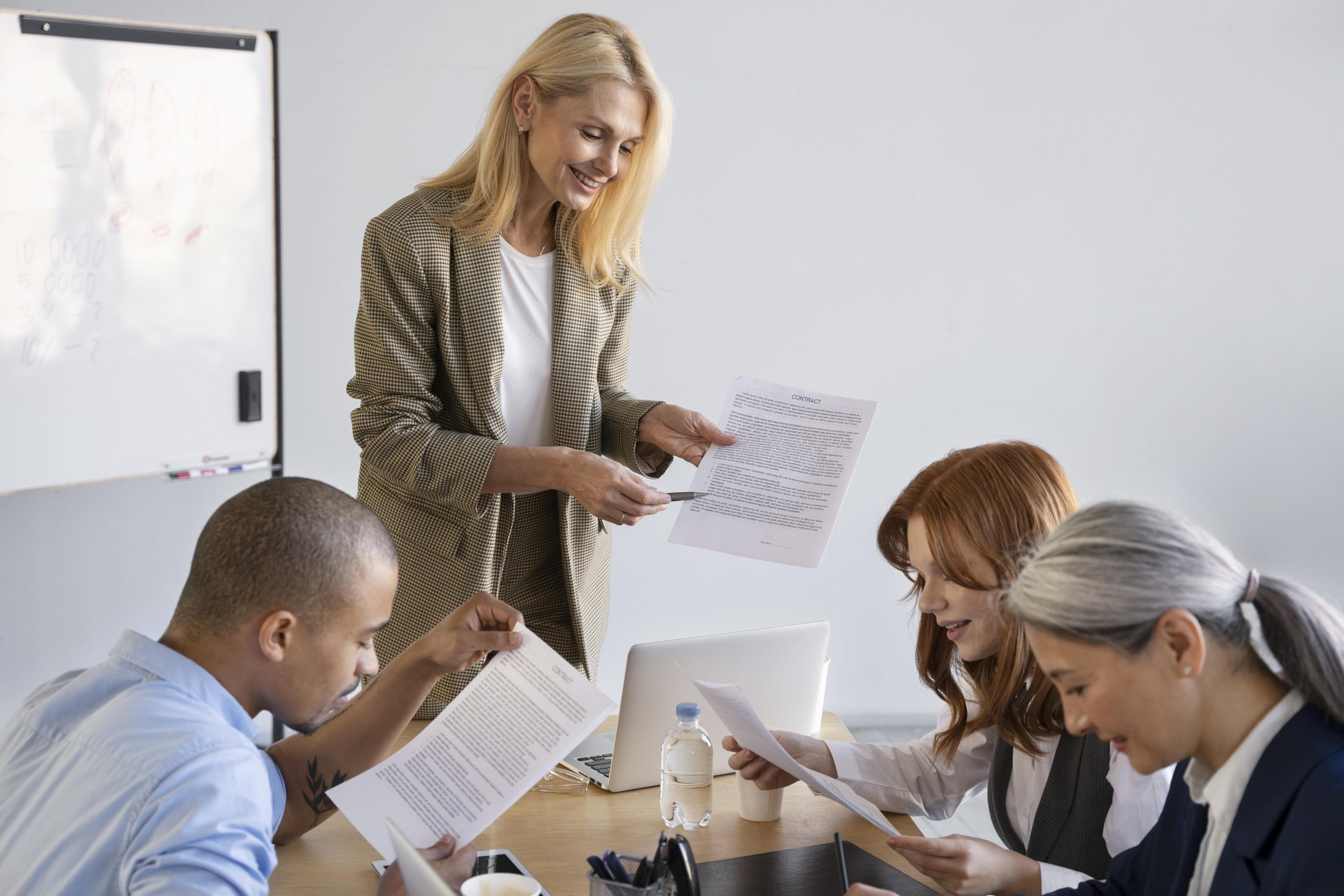 Team bespricht einen Arbeitsvertrag